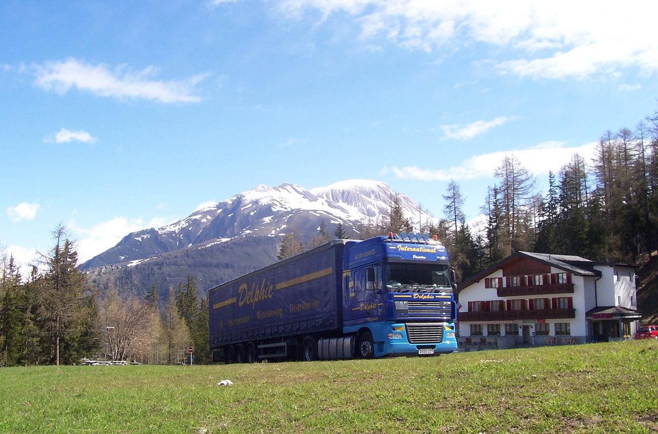 Autotreno Delphic sul valico del Sempione, sotto le cime innevate