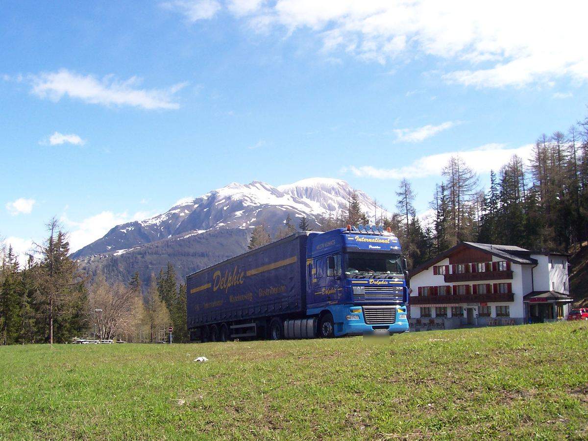 Delphic curtainsider on an Italian groupage run below the Alps
