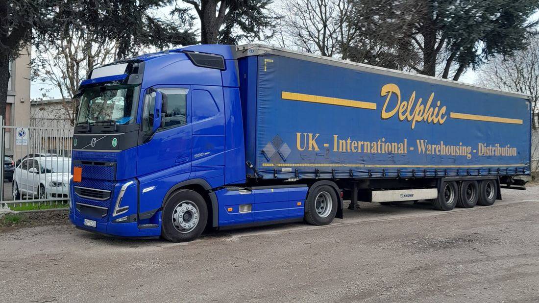 Delphic curtainsider delivering in northern Italy